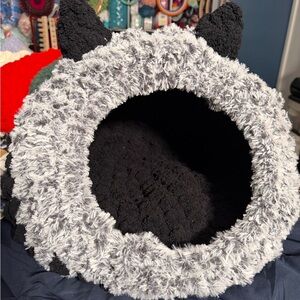 Cozy Black and Gray Cat Bed